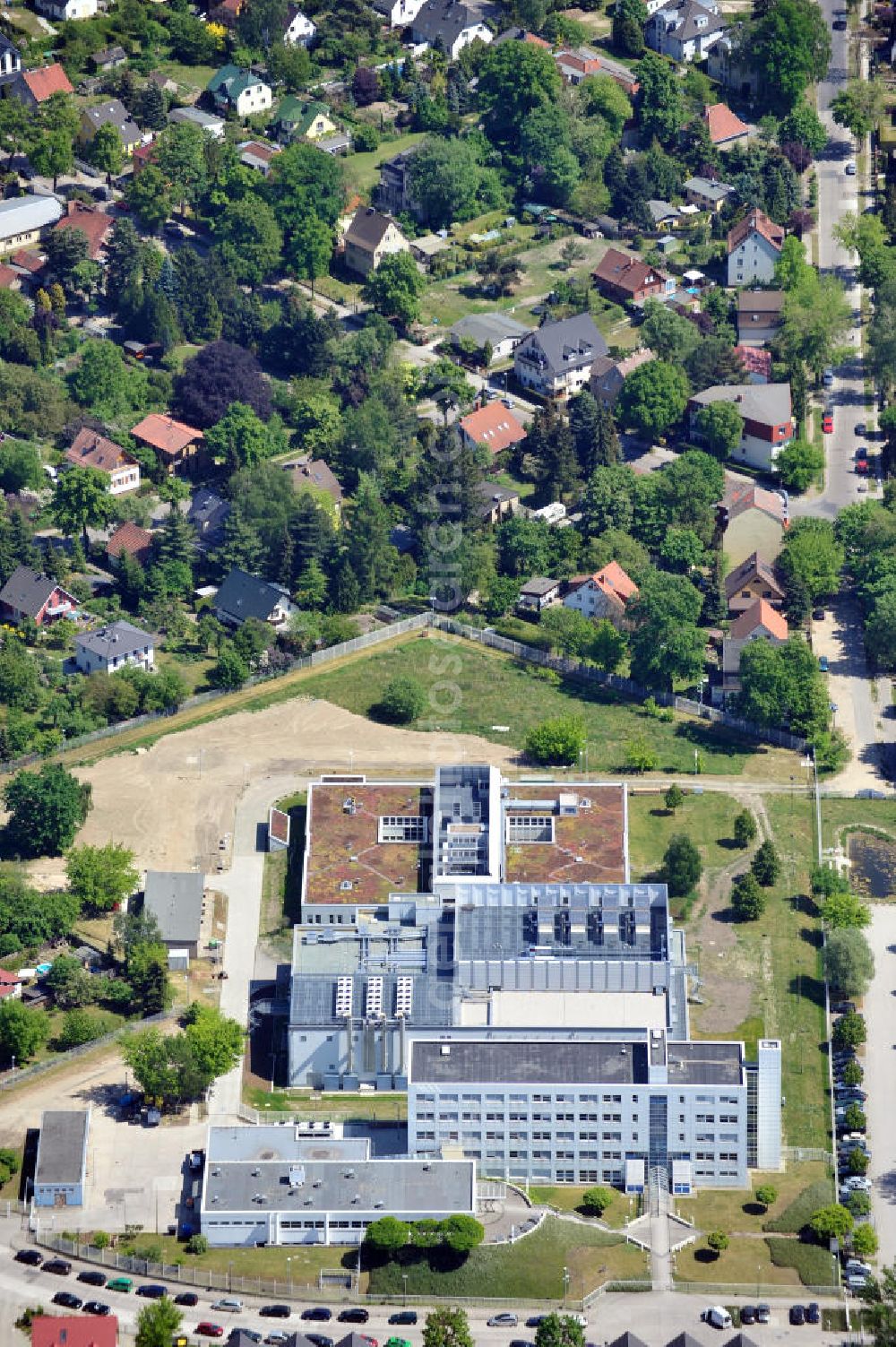 Berlin Mahlsdorf from the bird's eye view: Gelände des Rechenzentrum für Frachtguttransporte der Deutschen Bahn an der Florastraße in Berlin-Mahlsdorf. Area of the Deutsche Bahn datacenter for cargo transport in Berlin-Mahlsdorf.