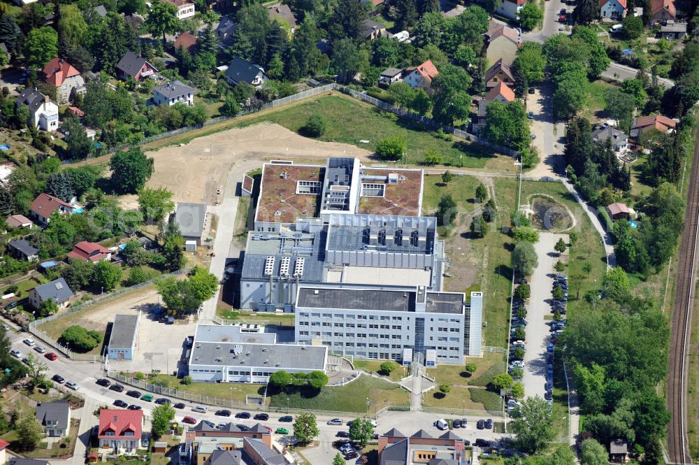 Aerial image Berlin Mahlsdorf - Gelände des Rechenzentrum für Frachtguttransporte der Deutschen Bahn an der Florastraße in Berlin-Mahlsdorf. Area of the Deutsche Bahn datacenter for cargo transport in Berlin-Mahlsdorf.