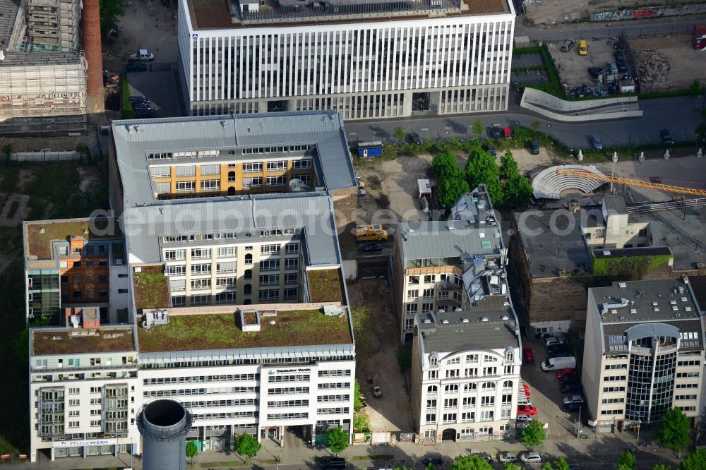 Aerial photograph Berlin - Roofs, buildings and streets in the South of the river Spree and along Michaelkirchstrasse in the Mitte district of Berlin in Germany. The district consists of residential buildings, green areas, parks and office buildings - such as the office complex visible here - and hotels which shape the image of the city