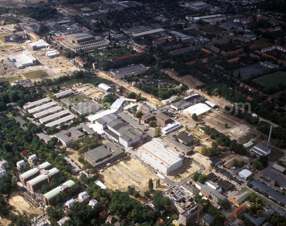 Potsdam from above - Blick auf das Gelände des DEFA Filmstudio Babelsberg in Potsdam-Babelsberg. 1990 wurde das Filmstudio der Treuhandgesellschaft übertragen. Das Studio Babelsberg ist heute Teil der Medienstadt Babelsberg, zu dem der Filmpark Babelsberg, die Hochschule für Film und Fernsehen Konrad Wolf, das Sendezentrum des RBB, das Deutsche Rundfunkmuseum und das Deutsche Rundfunkarchiv gehören.