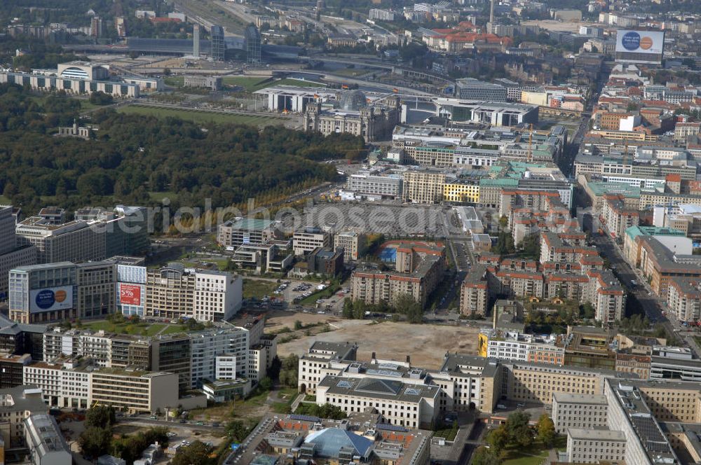 Berlin from the bird's eye view: Blick auf das Denkmal für die ermordeten Juden Europas. Das Denkmal im Zentrum der Bundeshauptstadt ist die zentrale Holocaust-Gedenkstätte Deutschlands, ein Ort der Erinnerung und des Gedenkens an die bis zu sechs Millionen Opfer. Das Denkmal besteht aus dem Stelenfeld sowie dem unterirdischen Ort der Information und wird von einer Bundesstiftung unterhalten.