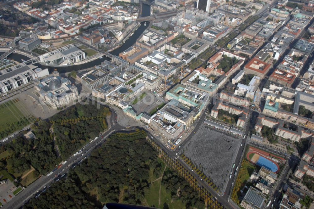 Aerial photograph Berlin - Blick auf das Denkmal für die ermordeten Juden Europas. Das Denkmal im Zentrum der Bundeshauptstadt ist die zentrale Holocaust-Gedenkstätte Deutschlands, ein Ort der Erinnerung und des Gedenkens an die bis zu sechs Millionen Opfer. Das Denkmal besteht aus dem Stelenfeld sowie dem unterirdischen Ort der Information und wird von einer Bundesstiftung unterhalten.