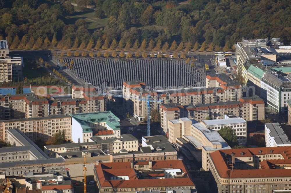 Aerial image Berlin - Das Denkmal für die ermordeten Juden Europas, kurz Holocaust-Mahnmal genannt, soll als Mahnmal für die unter der Herrschaft des Nationalsozialismus im Holocaust ermordeten Juden dienen. Zwischen 2003 und Frühjahr 2005 wurde das Bauwerk im Zentrum Berlins auf einer etwa 19.000 m² großen Fläche in der Nähe des Brandenburger Tores errichtet. Der Entwurf stammt von Peter Eisenman. Das Mahnmal wurde am 10. Mai 2005 feierlich eingeweiht und ist seit dem 12. Mai 2005 der Öffentlichkeit zugänglich. Im ersten Jahr kamen über 3,5 Millionen Besucher.