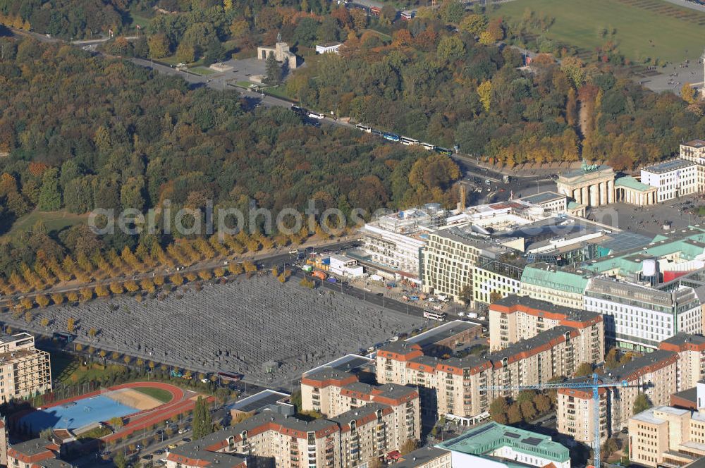 Aerial photograph Berlin - Das Denkmal für die ermordeten Juden Europas, kurz Holocaust-Mahnmal genannt, soll als Mahnmal für die unter der Herrschaft des Nationalsozialismus im Holocaust ermordeten Juden dienen. Zwischen 2003 und Frühjahr 2005 wurde das Bauwerk im Zentrum Berlins auf einer etwa 19.000 m² großen Fläche in der Nähe des Brandenburger Tores errichtet. Der Entwurf stammt von Peter Eisenman. Das Mahnmal wurde am 10. Mai 2005 feierlich eingeweiht und ist seit dem 12. Mai 2005 der Öffentlichkeit zugänglich. Im ersten Jahr kamen über 3,5 Millionen Besucher.