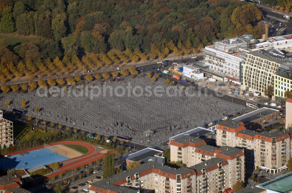 Berlin from above - Das Denkmal für die ermordeten Juden Europas, kurz Holocaust-Mahnmal genannt, soll als Mahnmal für die unter der Herrschaft des Nationalsozialismus im Holocaust ermordeten Juden dienen. Zwischen 2003 und Frühjahr 2005 wurde das Bauwerk im Zentrum Berlins auf einer etwa 19.000 m² großen Fläche in der Nähe des Brandenburger Tores errichtet. Der Entwurf stammt von Peter Eisenman. Das Mahnmal wurde am 10. Mai 2005 feierlich eingeweiht und ist seit dem 12. Mai 2005 der Öffentlichkeit zugänglich. Im ersten Jahr kamen über 3,5 Millionen Besucher.