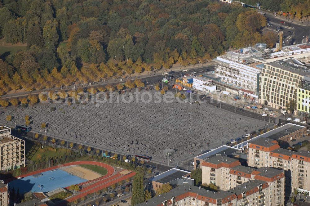 Berlin from the bird's eye view: Das Denkmal für die ermordeten Juden Europas, kurz Holocaust-Mahnmal genannt, soll als Mahnmal für die unter der Herrschaft des Nationalsozialismus im Holocaust ermordeten Juden dienen. Zwischen 2003 und Frühjahr 2005 wurde das Bauwerk im Zentrum Berlins auf einer etwa 19.000 m² großen Fläche in der Nähe des Brandenburger Tores errichtet. Der Entwurf stammt von Peter Eisenman. Das Mahnmal wurde am 10. Mai 2005 feierlich eingeweiht und ist seit dem 12. Mai 2005 der Öffentlichkeit zugänglich. Im ersten Jahr kamen über 3,5 Millionen Besucher.