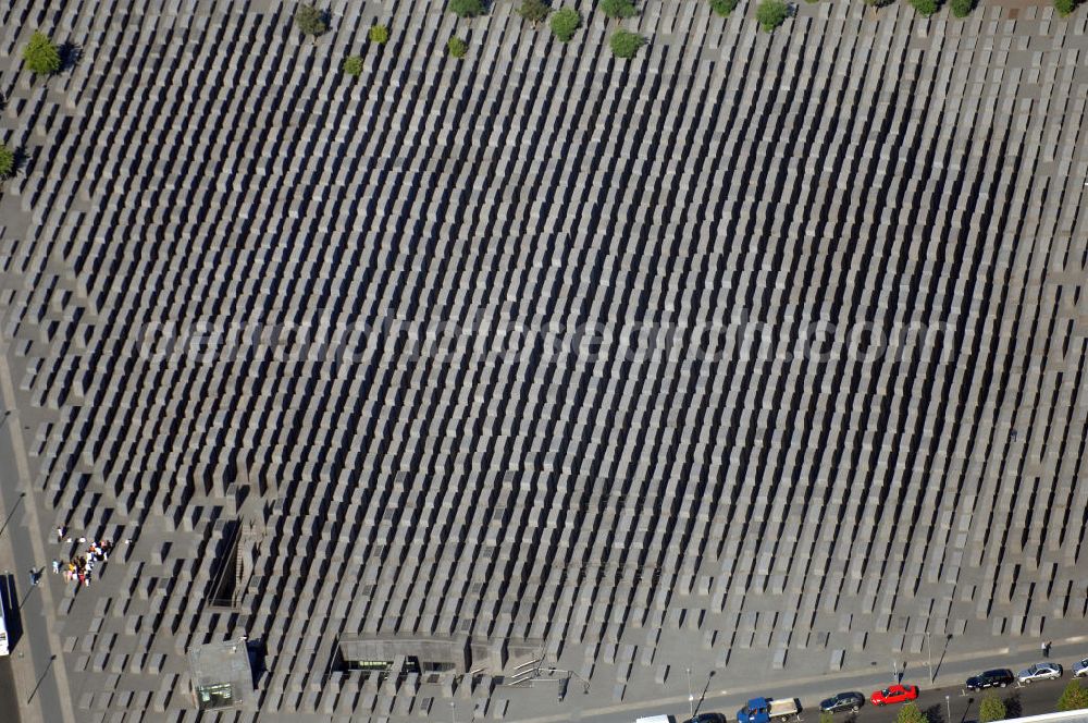 Berlin from the bird's eye view: Das Denkmal für die ermordeten Juden Europas, kurz Holocaust-Mahnmal genannt, soll als Mahnmal für die unter der Herrschaft des Nationalsozialismus im Holocaust ermordeten Juden dienen. Zwischen 2003 und Frühjahr 2005 wurde das Bauwerk im Zentrum Berlins auf einer etwa 19.000 m² großen Fläche in der Nähe des Brandenburger Tores errichtet. Der Entwurf stammt von Peter Eisenman. Das Mahnmal wurde am 10. Mai 2005 feierlich eingeweiht und ist seit dem 12. Mai 2005 der Öffentlichkeit zugänglich. Im ersten Jahr kamen über 3,5 Millionen Besucher.