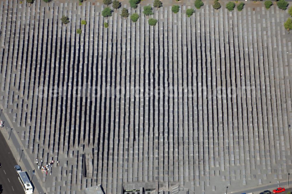 Aerial image Berlin - Das Denkmal für die ermordeten Juden Europas, kurz Holocaust-Mahnmal genannt, soll als Mahnmal für die unter der Herrschaft des Nationalsozialismus im Holocaust ermordeten Juden dienen. Zwischen 2003 und Frühjahr 2005 wurde das Bauwerk im Zentrum Berlins auf einer etwa 19.000 m² großen Fläche in der Nähe des Brandenburger Tores errichtet. Der Entwurf stammt von Peter Eisenman. Das Mahnmal wurde am 10. Mai 2005 feierlich eingeweiht und ist seit dem 12. Mai 2005 der Öffentlichkeit zugänglich. Im ersten Jahr kamen über 3,5 Millionen Besucher.