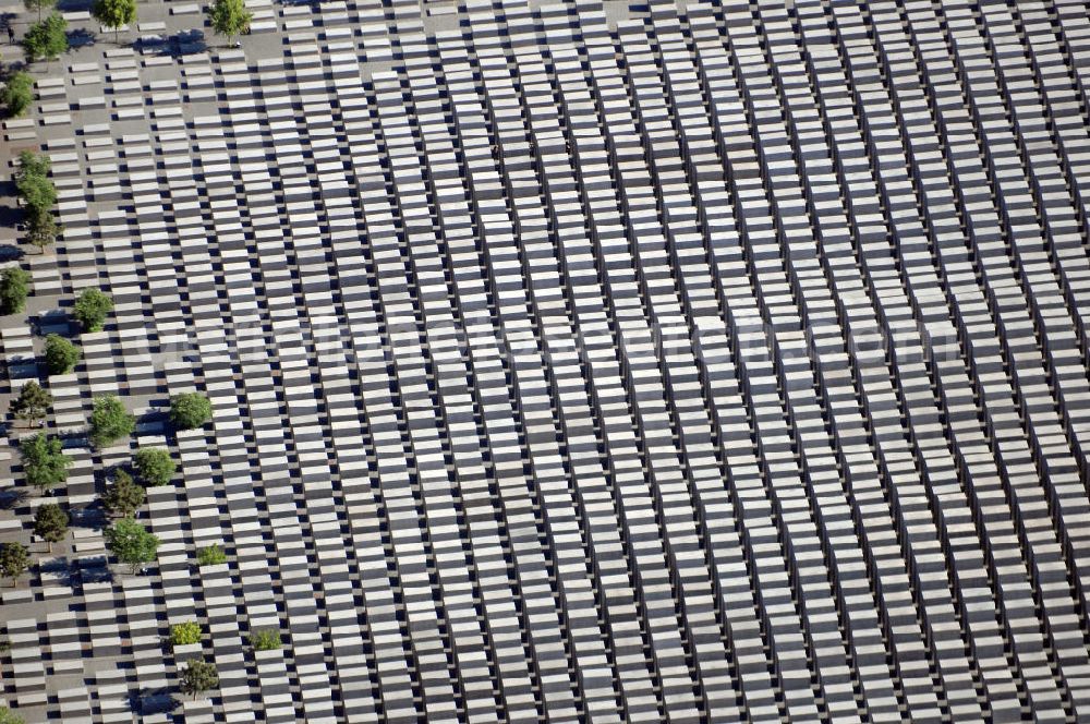 Berlin from above - Das Denkmal für die ermordeten Juden Europas, kurz Holocaust-Mahnmal genannt, soll als Mahnmal für die unter der Herrschaft des Nationalsozialismus im Holocaust ermordeten Juden dienen. Zwischen 2003 und Frühjahr 2005 wurde das Bauwerk im Zentrum Berlins auf einer etwa 19.000 m² großen Fläche in der Nähe des Brandenburger Tores errichtet. Der Entwurf stammt von Peter Eisenman. Das Mahnmal wurde am 10. Mai 2005 feierlich eingeweiht und ist seit dem 12. Mai 2005 der Öffentlichkeit zugänglich. Im ersten Jahr kamen über 3,5 Millionen Besucher.