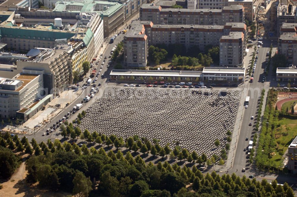 Berlin from the bird's eye view: Das Denkmal für die ermordeten Juden Europas, kurz Holocaust-Mahnmal genannt, soll als Mahnmal für die unter der Herrschaft des Nationalsozialismus im Holocaust ermordeten Juden dienen. Zwischen 2003 und Frühjahr 2005 wurde das Bauwerk im Zentrum Berlins auf einer etwa 19.000 m² großen Fläche in der Nähe des Brandenburger Tores errichtet. Der Entwurf stammt von Peter Eisenman. Das Mahnmal wurde am 10. Mai 2005 feierlich eingeweiht und ist seit dem 12. Mai 2005 der Öffentlichkeit zugänglich. Im ersten Jahr kamen über 3,5 Millionen Besucher.