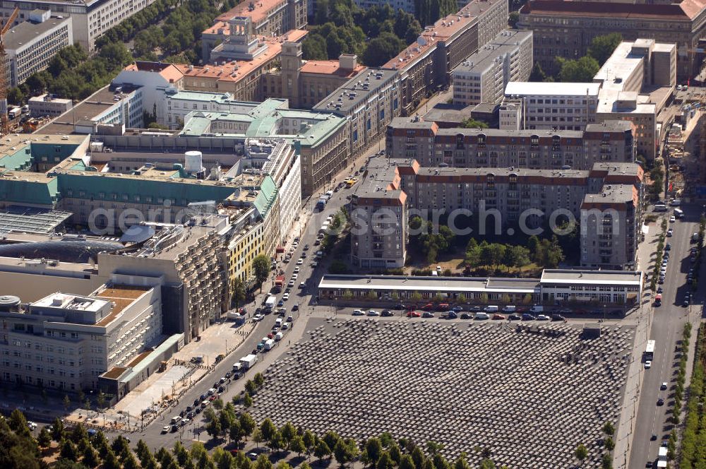 Aerial image Berlin - Das Denkmal für die ermordeten Juden Europas, kurz Holocaust-Mahnmal genannt, soll als Mahnmal für die unter der Herrschaft des Nationalsozialismus im Holocaust ermordeten Juden dienen. Zwischen 2003 und Frühjahr 2005 wurde das Bauwerk im Zentrum Berlins auf einer etwa 19.000 m² großen Fläche in der Nähe des Brandenburger Tores errichtet. Der Entwurf stammt von Peter Eisenman. Das Mahnmal wurde am 10. Mai 2005 feierlich eingeweiht und ist seit dem 12. Mai 2005 der Öffentlichkeit zugänglich. Im ersten Jahr kamen über 3,5 Millionen Besucher.