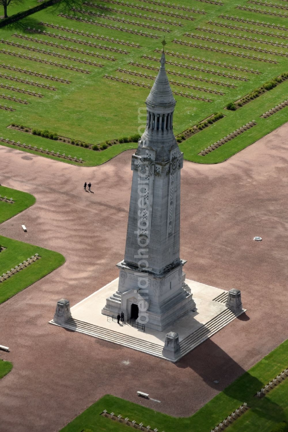 Aerial photograph Ablain-Saint-Nazaire - Memorial Tower on the premises of the cemetery Notre Dame de Lorette in Ablain-Saint-Nazaire in Nord-Pas-de-Calais Picardy, France. The cemetery is the world's largest French military cemetery