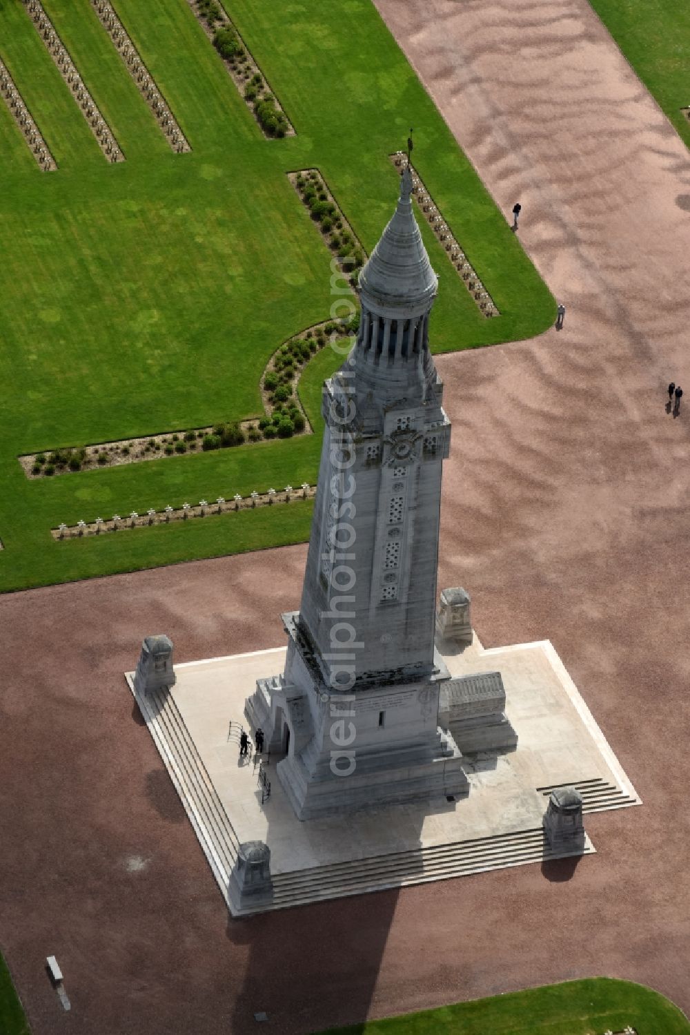 Ablain-Saint-Nazaire from the bird's eye view: Memorial Tower on the premises of the cemetery Notre Dame de Lorette in Ablain-Saint-Nazaire in Nord-Pas-de-Calais Picardy, France. The cemetery is the world's largest French military cemetery