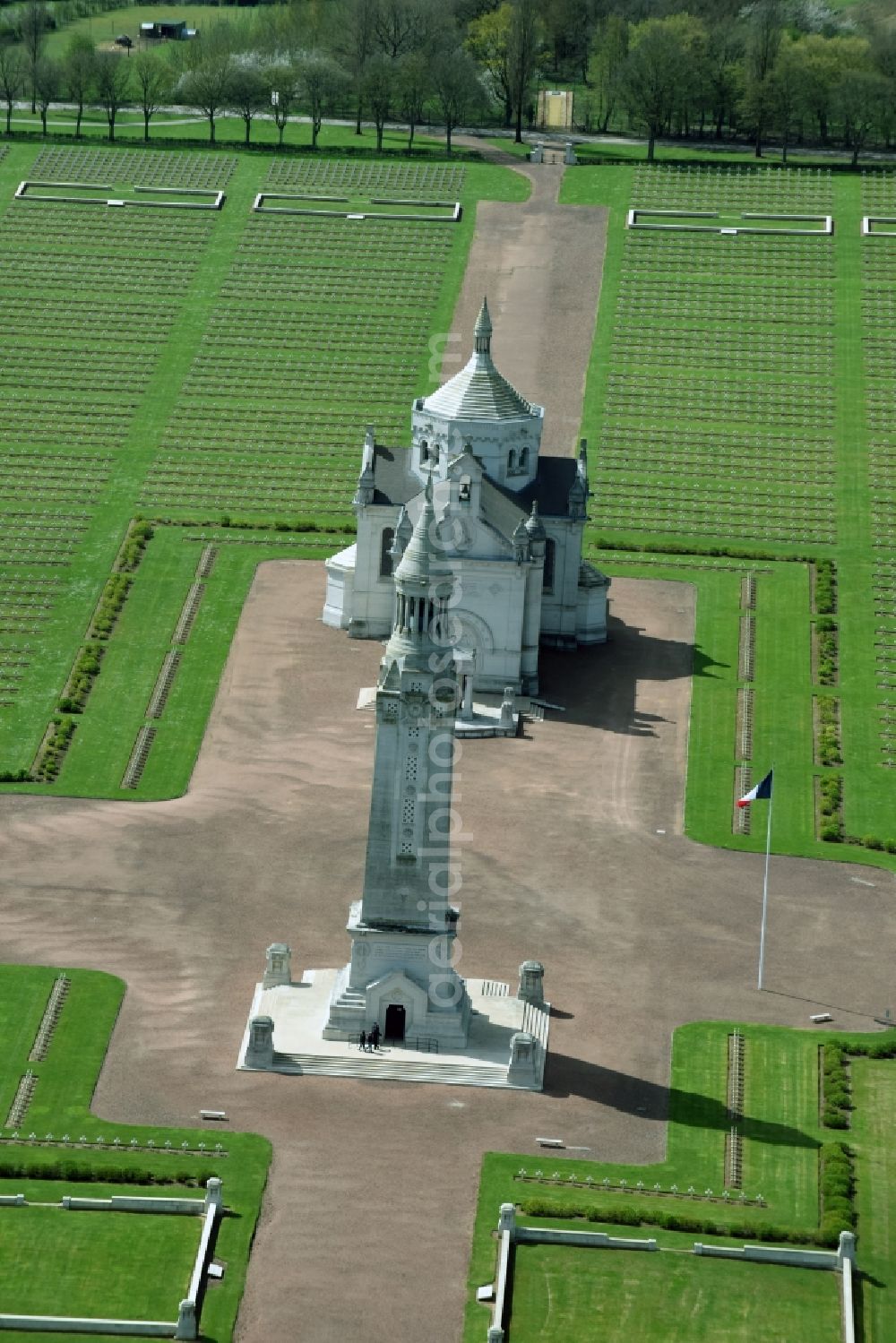 Aerial photograph Ablain-Saint-Nazaire - Memorial Tower on the premises of the cemetery Notre Dame de Lorette in Ablain-Saint-Nazaire in Nord-Pas-de-Calais Picardy, France. The cemetery is the world's largest French military cemetery