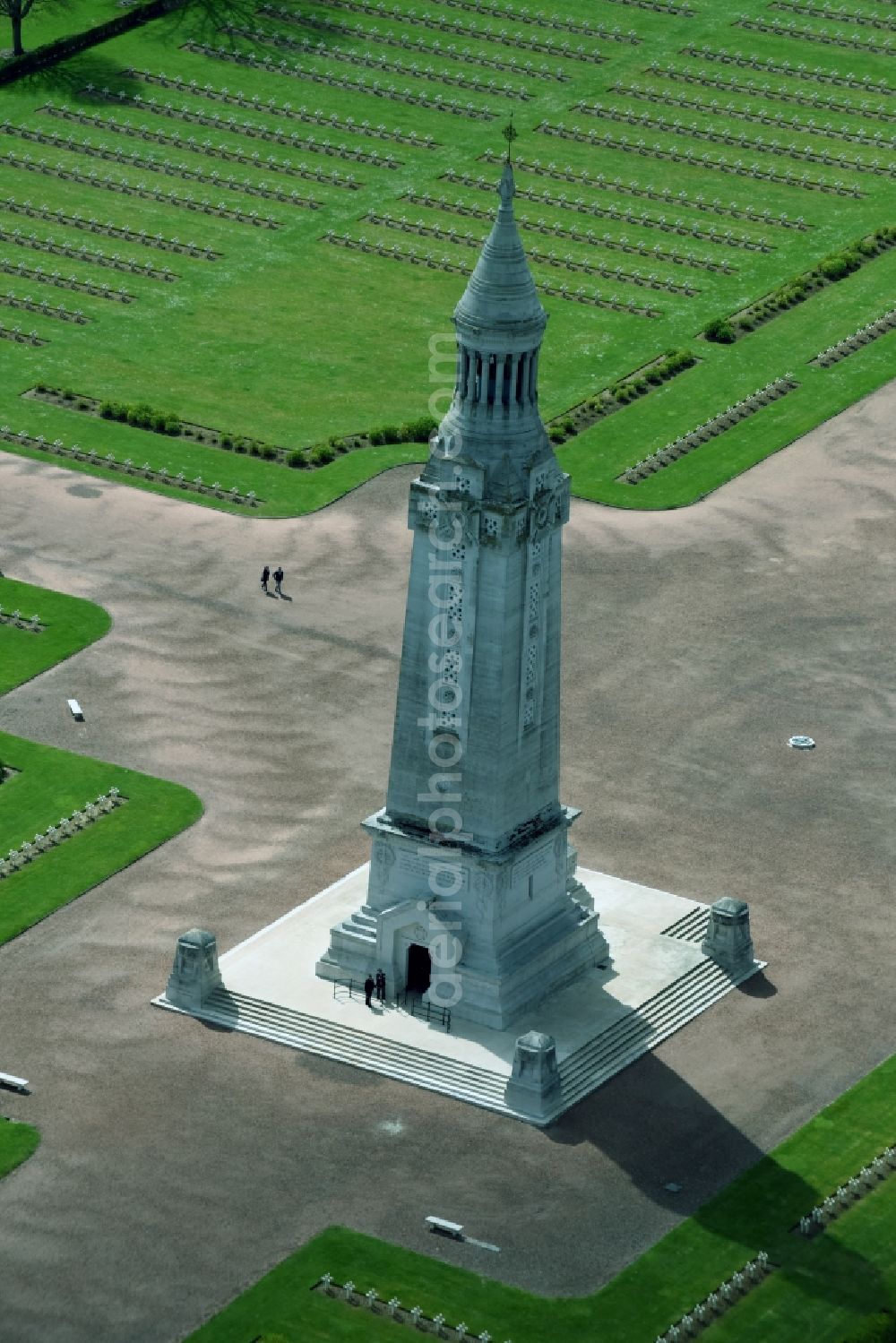 Ablain-Saint-Nazaire from the bird's eye view: Memorial Tower on the premises of the cemetery Notre Dame de Lorette in Ablain-Saint-Nazaire in Nord-Pas-de-Calais Picardy, France. The cemetery is the world's largest French military cemetery