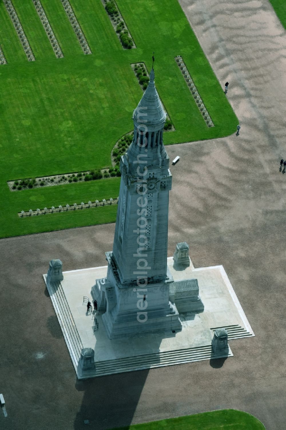 Aerial photograph Ablain-Saint-Nazaire - Memorial Tower on the premises of the cemetery Notre Dame de Lorette in Ablain-Saint-Nazaire in Nord-Pas-de-Calais Picardy, France. The cemetery is the world's largest French military cemetery