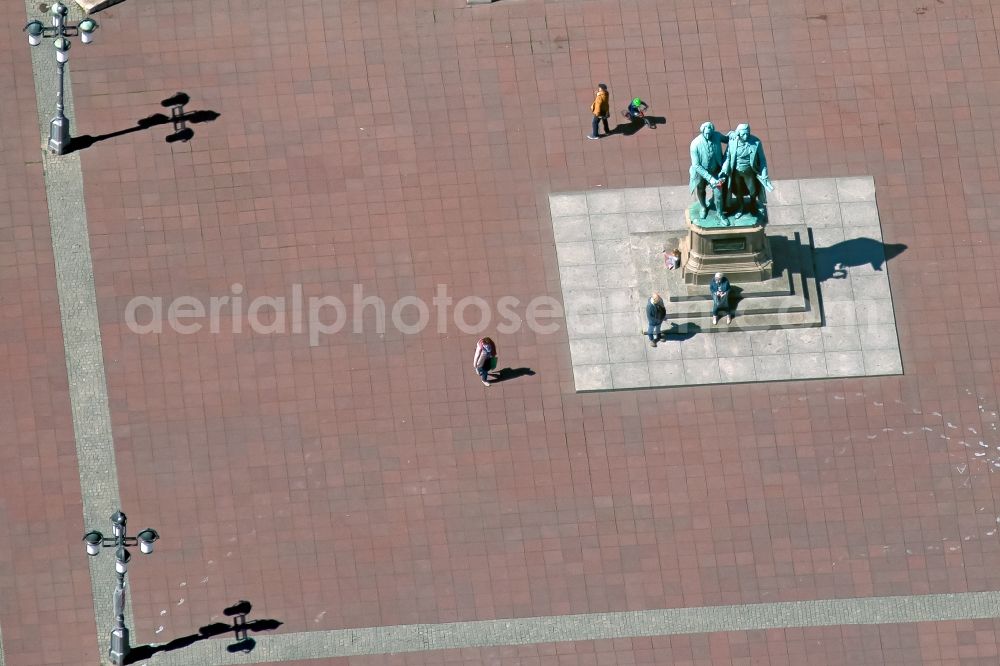 Aerial image Weimar - Sight and tourism attraction Goethe Schiller Monument on the Theaterplatz in Weimar in the state Thuringia, Germany