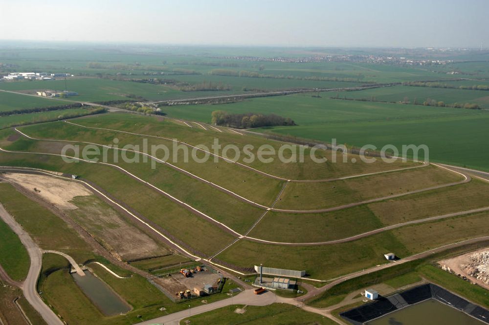 Magdeburg from the bird's eye view: Blick auf die Deponie Hohendodeleber Chaussee am Standort Magdeburg-Hängelsberge im Stadtteil Ottersleben. Kontakt: RCS GmbH, Recycling Center Süd, Hohendodeleber Chaussee 15, 39116 Magdeburg, Tel. +49(0)391 6313666,