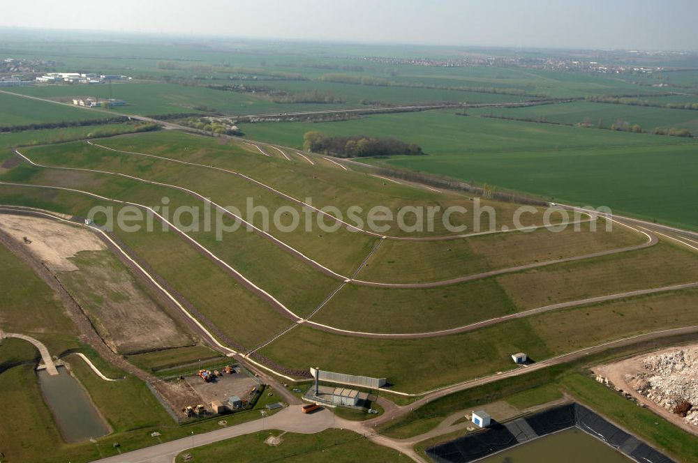 Aerial image Magdeburg - Blick auf die Deponie Hohendodeleber Chaussee am Standort Magdeburg-Hängelsberge im Stadtteil Ottersleben. Kontakt: RCS GmbH, Recycling Center Süd, Hohendodeleber Chaussee 15, 39116 Magdeburg, Tel. +49(0)391 6313666,