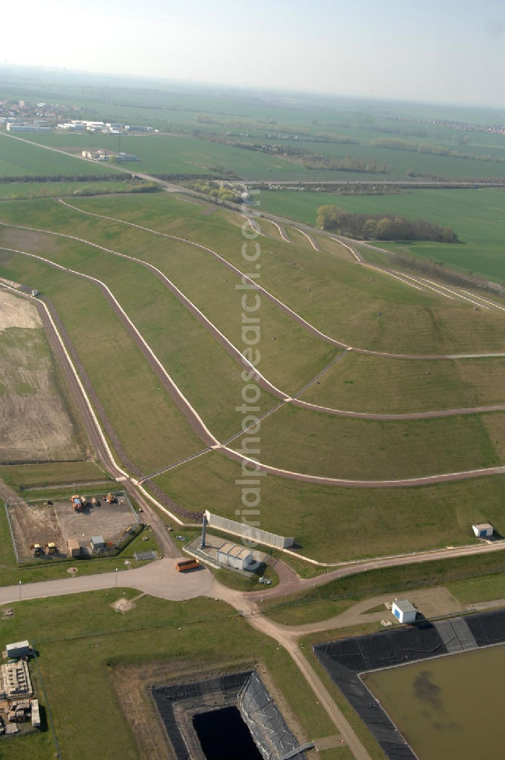 Aerial photograph Magdeburg - Blick auf die Deponie Hohendodeleber Chaussee am Standort Magdeburg-Hängelsberge im Stadtteil Ottersleben. Kontakt: RCS GmbH, Recycling Center Süd, Hohendodeleber Chaussee 15, 39116 Magdeburg, Tel. +49(0)391 6313666,