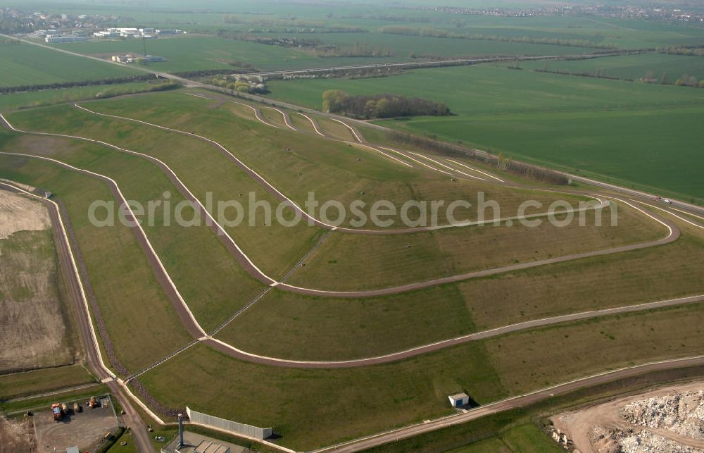 Magdeburg from above - Blick auf die Deponie Hohendodeleber Chaussee am Standort Magdeburg-Hängelsberge im Stadtteil Ottersleben. Kontakt: RCS GmbH, Recycling Center Süd, Hohendodeleber Chaussee 15, 39116 Magdeburg, Tel. +49(0)391 6313666,