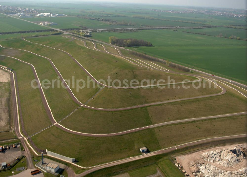 Magdeburg from the bird's eye view: Blick auf die Deponie Hohendodeleber Chaussee am Standort Magdeburg-Hängelsberge im Stadtteil Ottersleben. Kontakt: RCS GmbH, Recycling Center Süd, Hohendodeleber Chaussee 15, 39116 Magdeburg, Tel. +49(0)391 6313666,