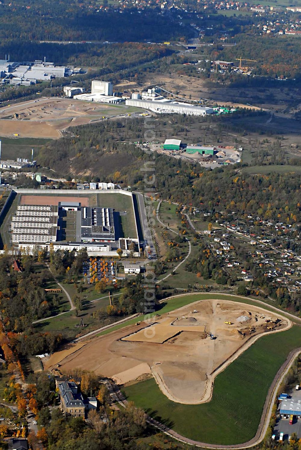 Aerial image Dresden - 25.10.2006 Dresden (Sachsen) Blick auf die Deponieanlagen der Stadtbetriebe Dresden an der Radeburger Straße in 01129 Dresden. Ein Projekt der Amand GmbH & Co.KG. Im Hintergrund befindet sich die Justizvollzugsanstalt Dresden am Hammerweg 30, 01127 Dresden - Tel: 0351/2103 0 (3) - Fax: 0351/2103 119