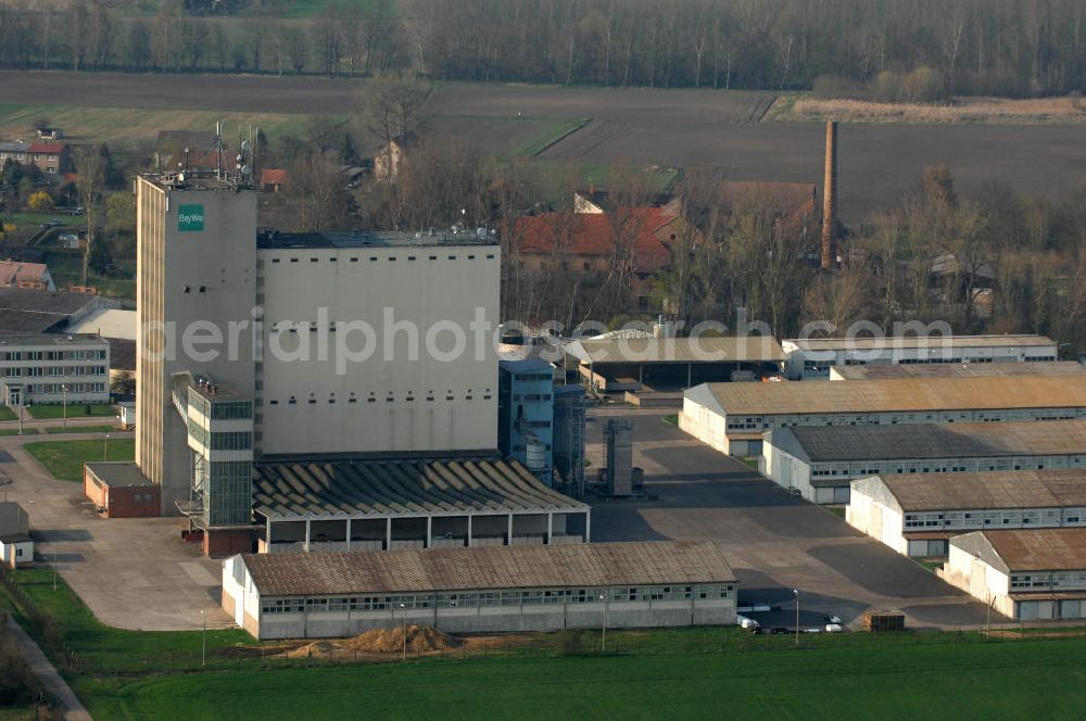 Bad Tennstedt from the bird's eye view: Blick auf den BayWa Agrar Vertrieb. Der Konzern ist in mehrere Teile gegliedert: Agrar, Bau, Energie. Die Agrar-Sparte vermarktet landwirtschaftliche Produkte, sowohl in der landwirtschaft, als auch in der ernährungsindustrie, zum Teil Weltweit. Diese sparte bidet den größten Umsatzanteil der BayWa. Kontakt: Agrar Vertrieb Bad Tennstedt, Riedweg 3, 99955 Bad Tennstedt, harald.thiele@baywa.de