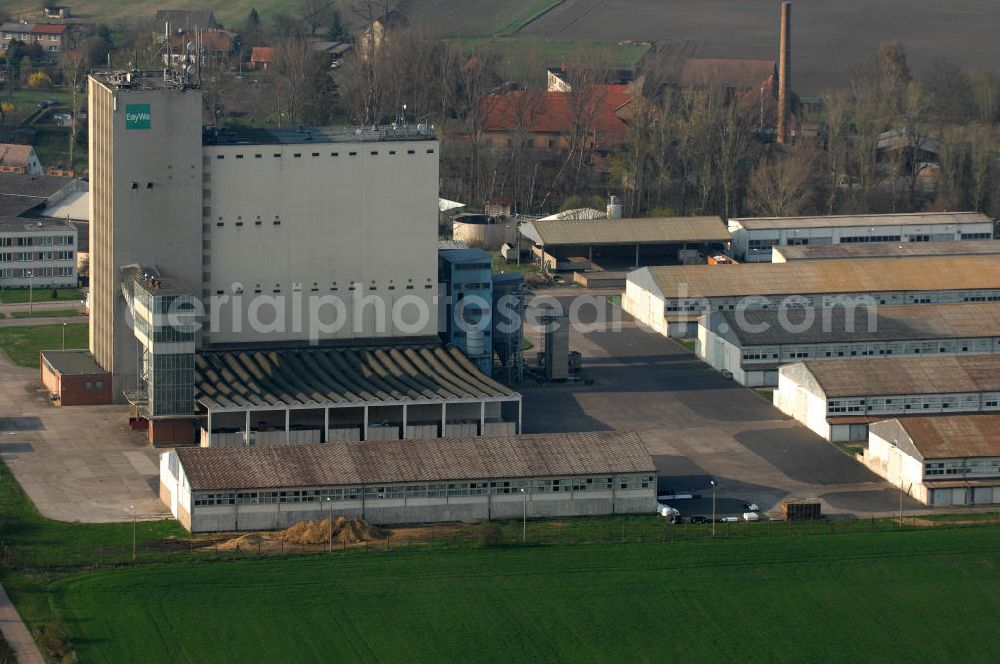 Aerial image Bad Tennstedt - Blick auf den BayWa Agrar Vertrieb. Der Konzern ist in mehrere Teile gegliedert: Agrar, Bau, Energie. Die Agrar-Sparte vermarktet landwirtschaftliche Produkte, sowohl in der landwirtschaft, als auch in der ernährungsindustrie, zum Teil Weltweit. Diese sparte bidet den größten Umsatzanteil der BayWa. Kontakt: Agrar Vertrieb Bad Tennstedt, Riedweg 3, 99955 Bad Tennstedt, harald.thiele@baywa.de