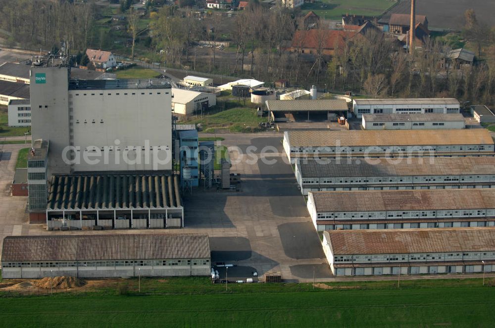 Bad Tennstedt from above - Blick auf den BayWa Agrar Vertrieb. Der Konzern ist in mehrere Teile gegliedert: Agrar, Bau, Energie. Die Agrar-Sparte vermarktet landwirtschaftliche Produkte, sowohl in der landwirtschaft, als auch in der ernährungsindustrie, zum Teil Weltweit. Diese sparte bidet den größten Umsatzanteil der BayWa. Kontakt: Agrar Vertrieb Bad Tennstedt, Riedweg 3, 99955 Bad Tennstedt, harald.thiele@baywa.de