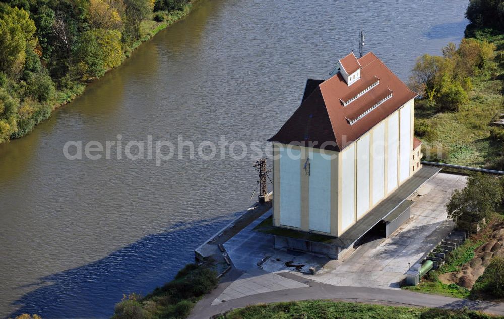 Aerial image Nienburg / Saale - View of the old granary on the Saale River between the Jesar hamlet and the city of Nienburg. The store is located in the Saaleanger street