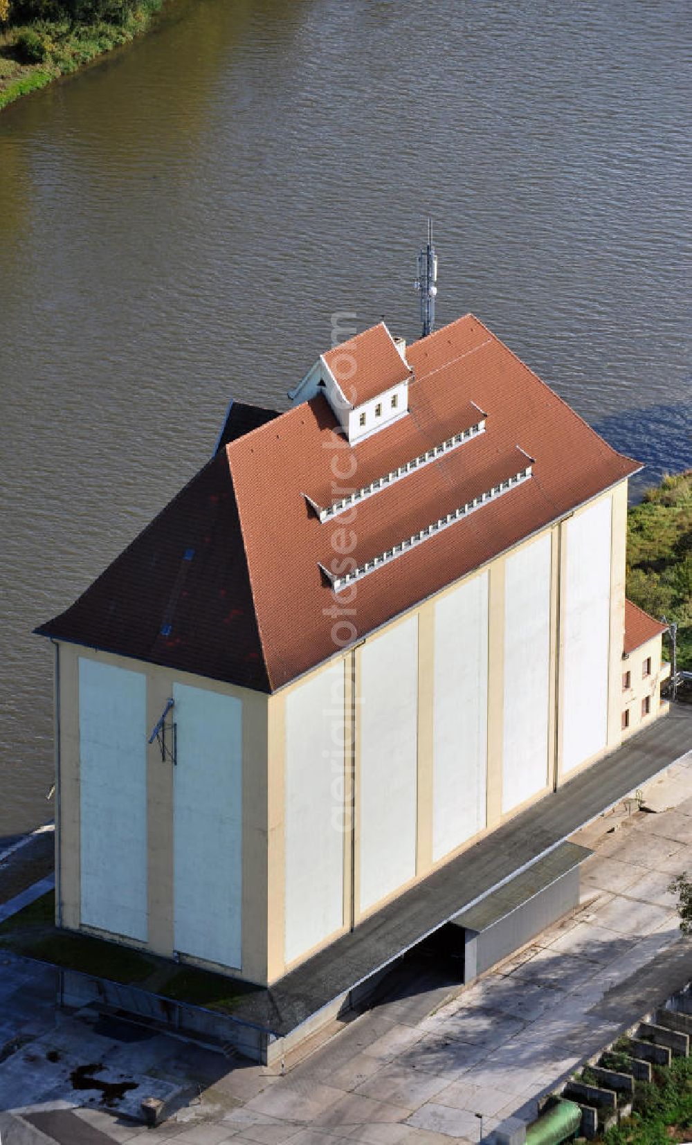 Aerial photograph Nienburg / Saale - View of the old granary on the Saale River between the Jesar hamlet and the city of Nienburg. The store is located in the Saaleanger street