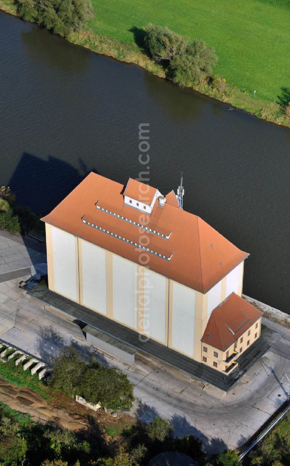 Nienburg / Saale from the bird's eye view: View of the old granary on the Saale River between the Jesar hamlet and the city of Nienburg. The store is located in the Saaleanger street