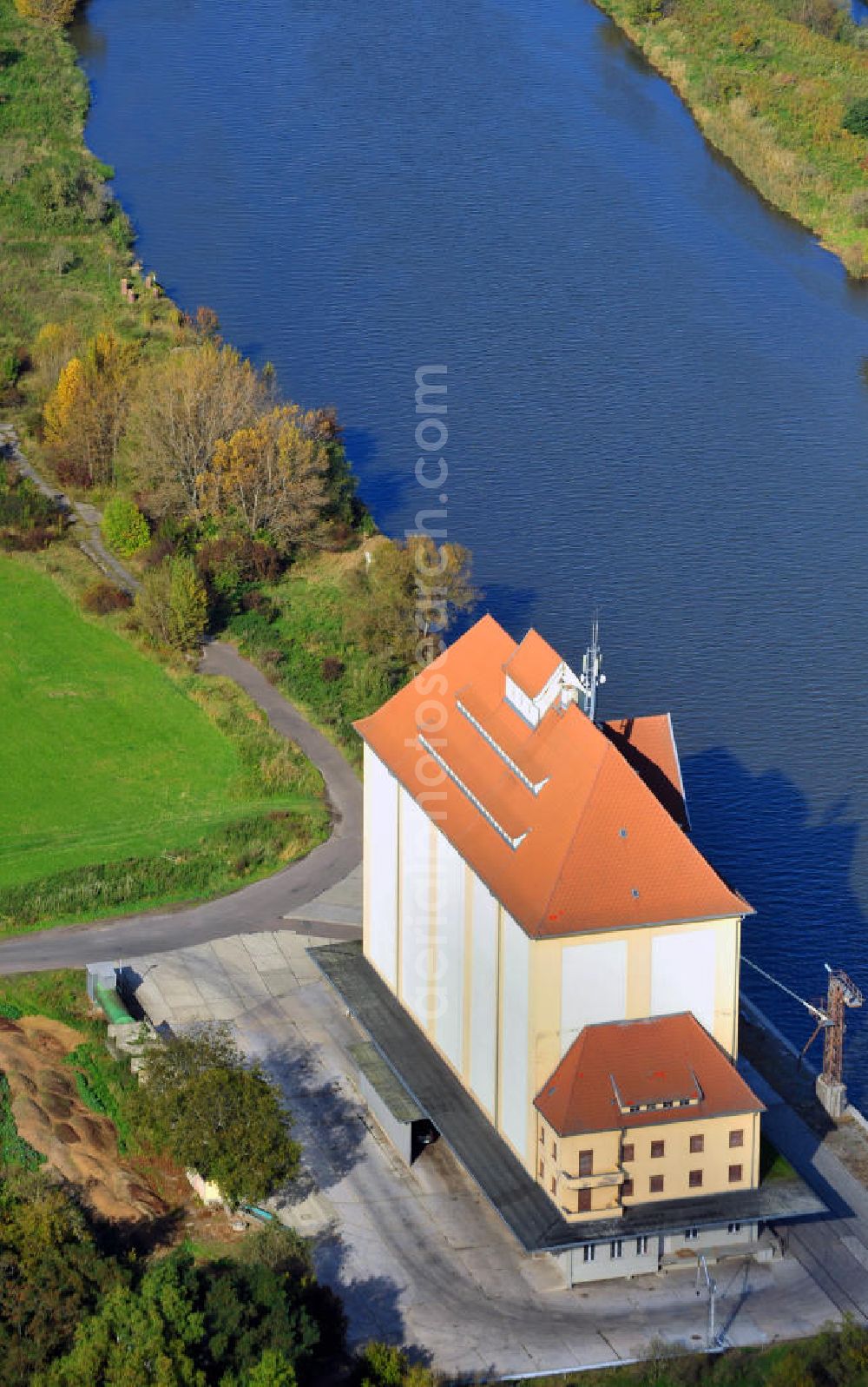 Aerial image Nienburg / Saale - View of the old granary on the Saale River between the Jesar hamlet and the city of Nienburg. The store is located in the Saaleanger street