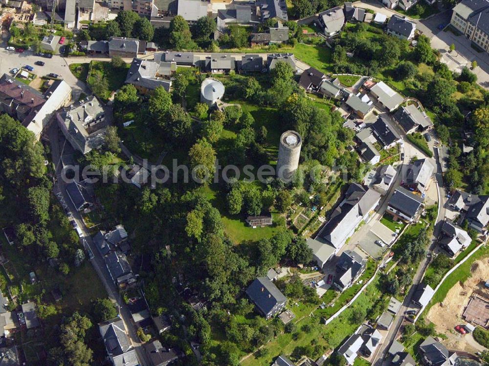 Lobenstein from the bird's eye view: 27.08.2005 Bad Lobenstein; Zwischen 950 und 1150 erbauten die Herren von Lobdeburg die Burg, die zugleich Kern und Anfang der Besiedelung der Stadt war und als Veste gegen die Sorben diente. Von welcher Seite man sich auch Bad Lobenstein nähert, immer erscheint schon von weitem auf einem Bergkegel inmitten der Stadt der Alte Turm - das Wahrzeichen der Stadt.