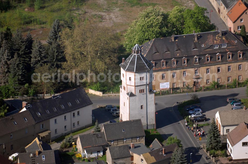 Aerial photograph Böhlen - Der alte Wasserturm in Böhlen. Der Wasserturm befindet sich in der Wasserturmstraße in Böhlen. Urkundlich wurde Böhlen erstmals 1353 erwähnt. In den Zwanziger Jahren entwickelte sich das Dorf, dank der umliegenden abbaubaren Braunkohle, zu einer Industriegemeinde. Der erste Braunkohletagebau wurde im Jahr 1924 in Betrieb genommen. Im Jahr 1964 wurde 04668 Böhlen dann der Stadtstatus verliehen.