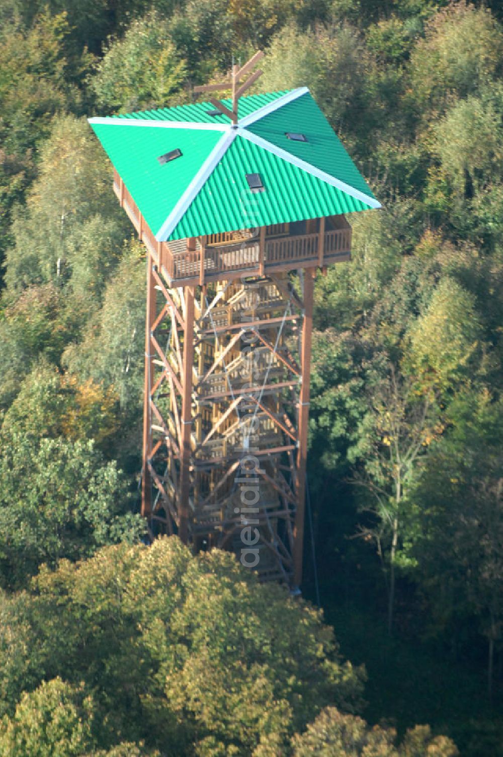 Marienmünster from above - Blick auf den Aussichts- und Museumsturm. Der Turm wurde 2008 nach Plänen von Andrea Hecker errichtet und hat eine Höhe von 26 m. Er steht auf dem Hungerberg, der wiederum eine Höhe von 325 m hat. Der Turm besteht aus einer äußeren und einer inneren Konstruktion, beide sind komplet aus Holz gefertigt. Kontakt: Heimat- und Kulturverein Marienmünster, Vereinsvorsitzender Heinrich Fiene, Schulstraße 8, 37696 Marienmünster, Tel. 05276 / 8181