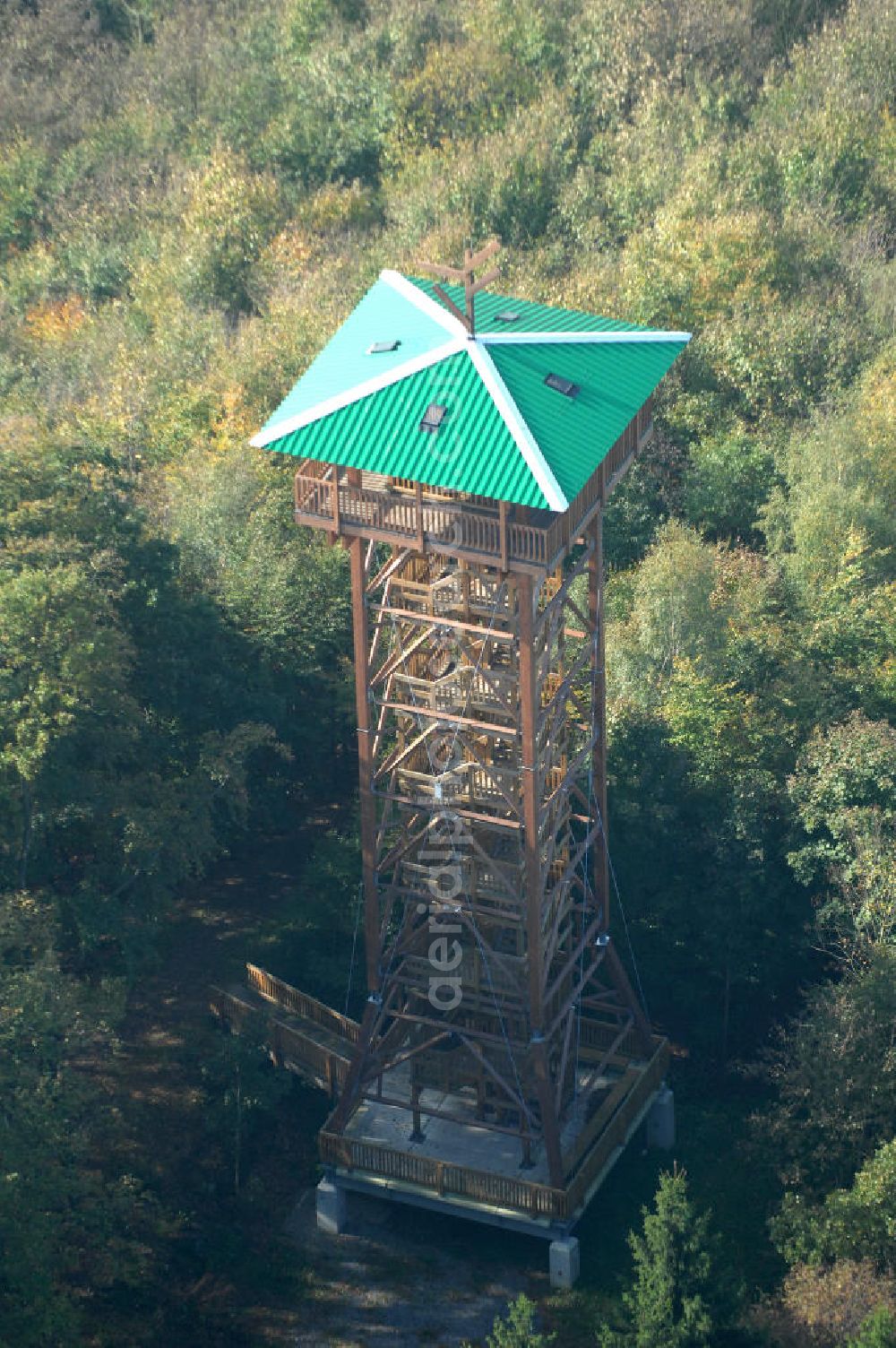 Aerial image Marienmünster - Blick auf den Aussichts- und Museumsturm. Der Turm wurde 2008 nach Plänen von Andrea Hecker errichtet und hat eine Höhe von 26 m. Er steht auf dem Hungerberg, der wiederum eine Höhe von 325 m hat. Der Turm besteht aus einer äußeren und einer inneren Konstruktion, beide sind komplet aus Holz gefertigt. Kontakt: Heimat- und Kulturverein Marienmünster, Vereinsvorsitzender Heinrich Fiene, Schulstraße 8, 37696 Marienmünster, Tel. 05276 / 8181