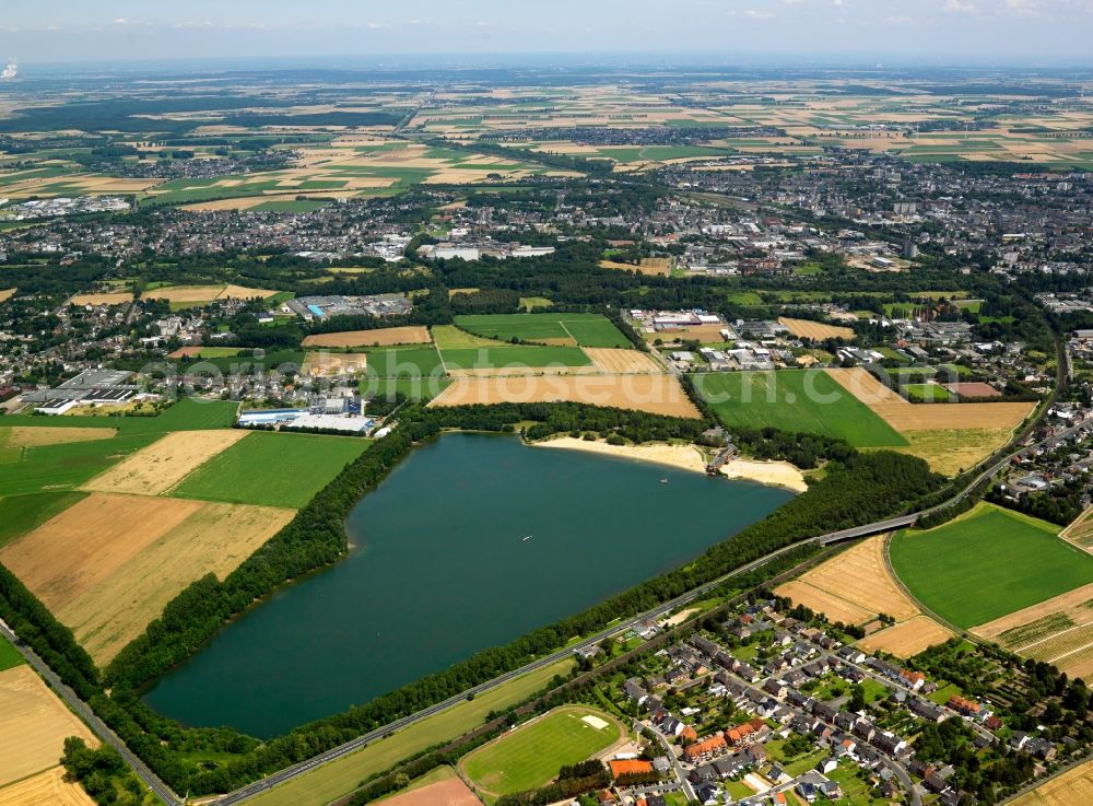 Aerial photograph Düren - The swimming lake Dueren-Guezernich in Dueren in the state of North Rhine-Westphalia. The lake is a beloved excursion target and is located in the North-West of Dueren, surrounded by fields and acres adjacent to the Derichsweiler part of Dueren. The Eastern shore consists of a sand beach