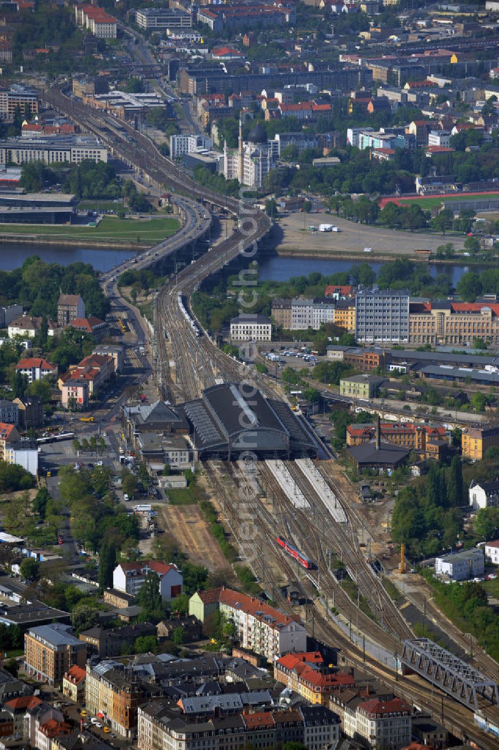 Dresden from the bird's eye view: View at the train station Dresden-Neustadt. The long distance station is located near the Elbe river in the Leipziger Vorstadt district