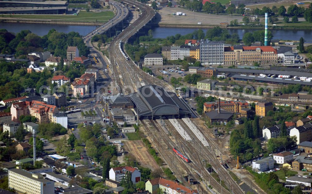 Aerial image Dresden - View at the train station Dresden-Neustadt. The long distance station is located near the Elbe river in the Leipziger Vorstadt district