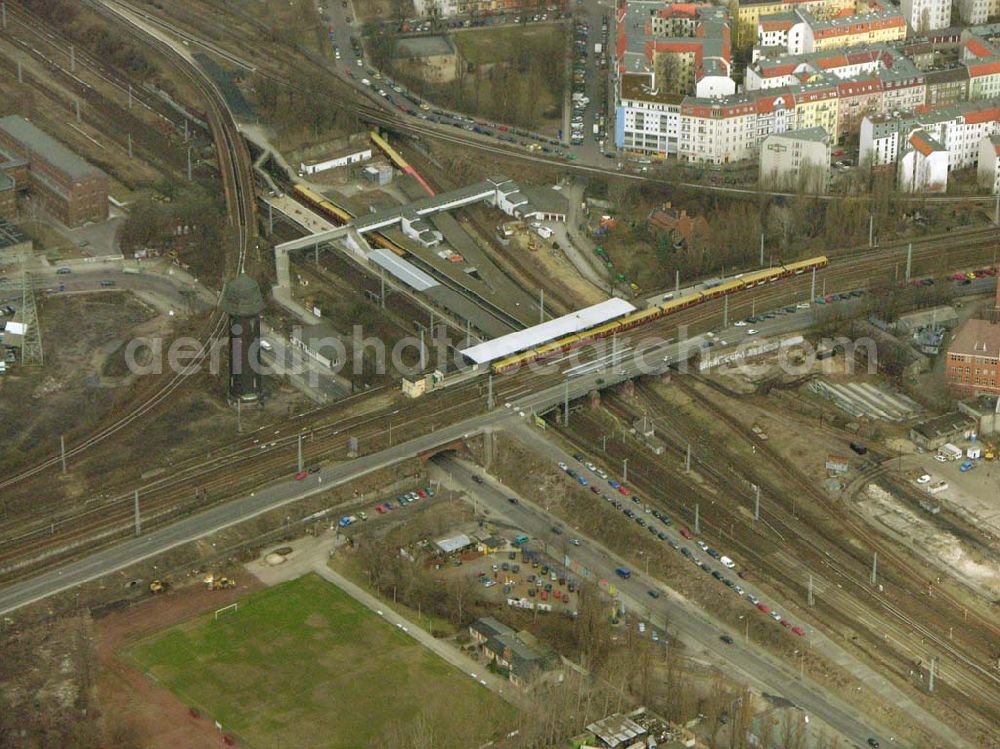 Aerial photograph Berlin - Friedrichshain - Der S-Bahnhof Ostkreuz der Berliner S-Bahn ist der am meisten frequentierte Nahverkehrs-Umsteigebahnhof in Berlin. Der S-Bahnhof liegt im Berliner Stadtteil Friedrichshain. Am Ostkreuz kreuzt sich die Stadtbahn mit der Ringbahn.