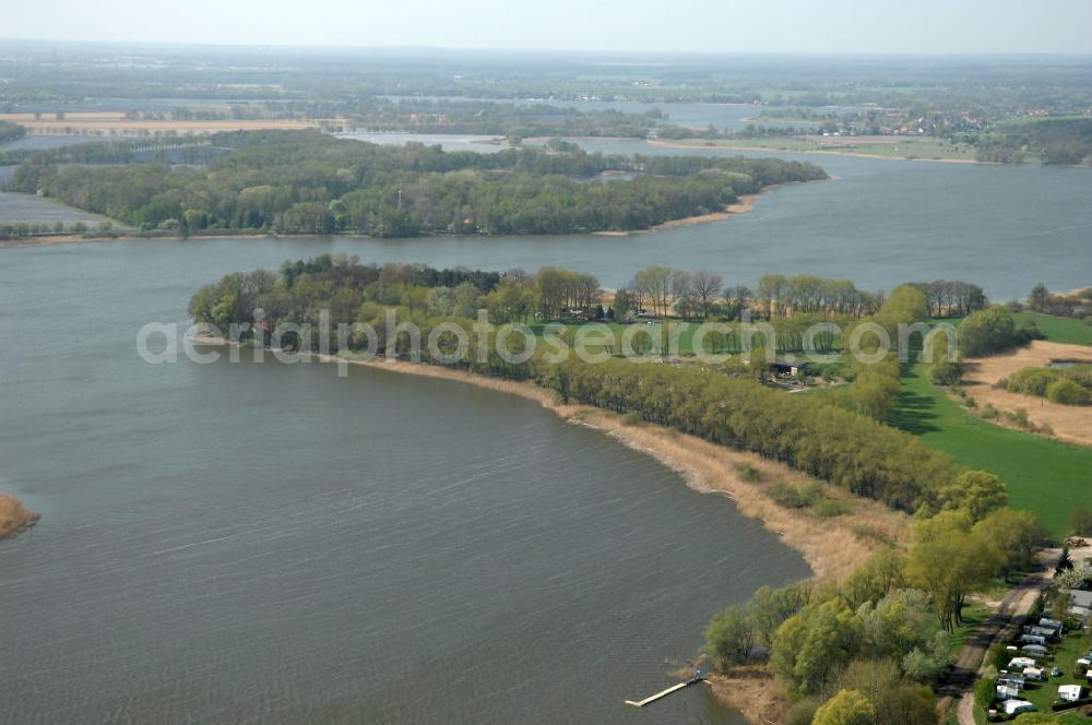 Aerial image Lünow - Blick auf den Beetzsee. Der See gehört zur Stadt Brandenburg an der Havel im Naturschutzgebiet Westhavelland. Der See ist ca. 22 km lang, bei einer durchschnittlichzen Tiefe von 3 m. Der eiszeitliche Rinnensee besteht aus 4 Einzelbecken, die Teilweise eigene Namen haben und mit Kanälen verbunden sind.