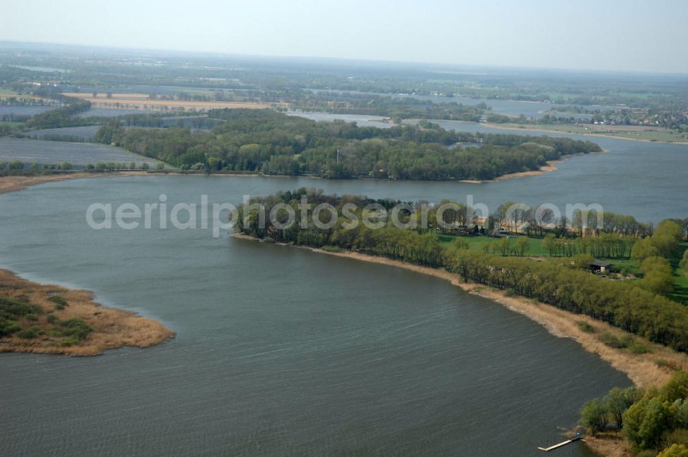 Aerial photograph Lünow - Blick auf den Beetzsee. Der See gehört zur Stadt Brandenburg an der Havel im Naturschutzgebiet Westhavelland. Der See ist ca. 22 km lang, bei einer durchschnittlichzen Tiefe von 3 m. Der eiszeitliche Rinnensee besteht aus 4 Einzelbecken, die Teilweise eigene Namen haben und mit Kanälen verbunden sind.