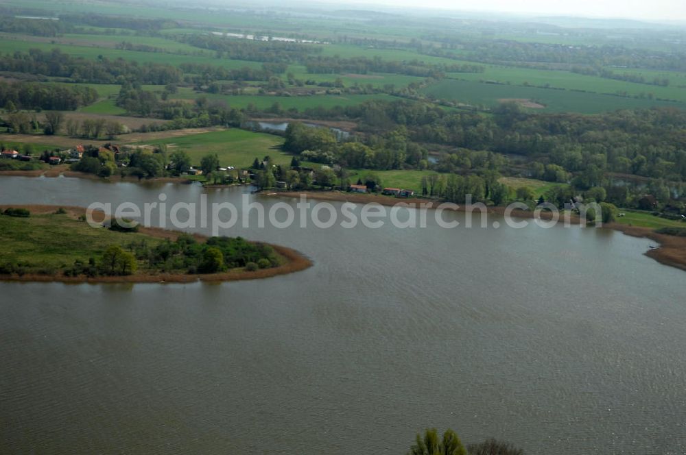 Lünow from above - Blick auf den Beetzsee. Der See gehört zur Stadt Brandenburg an der Havel im Naturschutzgebiet Westhavelland. Der See ist ca. 22 km lang, bei einer durchschnittlichzen Tiefe von 3 m. Der eiszeitliche Rinnensee besteht aus 4 Einzelbecken, die Teilweise eigene Namen haben und mit Kanälen verbunden sind.