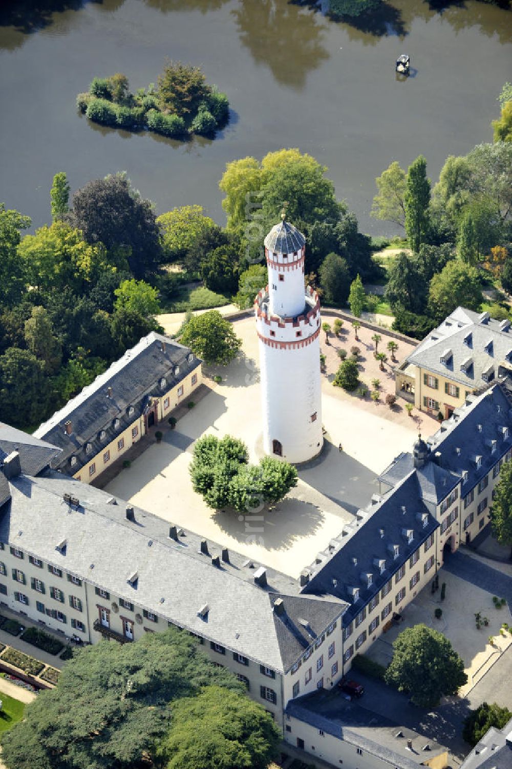 Aerial image Bad Homburg - Der Bergfried, heutzutage der Weiße Turm, im Innenhof von Schloss Bad Homburg in Homburg, Hessen. Der Turm ist ein Überbleibsel aus dem 14. Jahrhundert und ist heute das Wahrzeichen der Stadt. The white keep, nowadays the White Tower, in the inner yard of castle Bad Homburg in Homburg, Hesse. The tower is a remnant from the fourteenth century and is now the landmark of Bad Homburg.