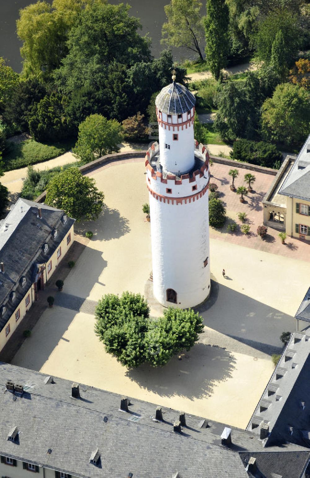 Aerial photograph Bad Homburg - Der Bergfried, heutzutage der Weiße Turm, im Innenhof von Schloss Bad Homburg in Homburg, Hessen. Der Turm ist ein Überbleibsel aus dem 14. Jahrhundert und ist heute das Wahrzeichen der Stadt. The white keep, nowadays the White Tower, in the inner yard of castle Bad Homburg in Homburg, Hesse. The tower is a remnant from the fourteenth century and is now the landmark of Bad Homburg.