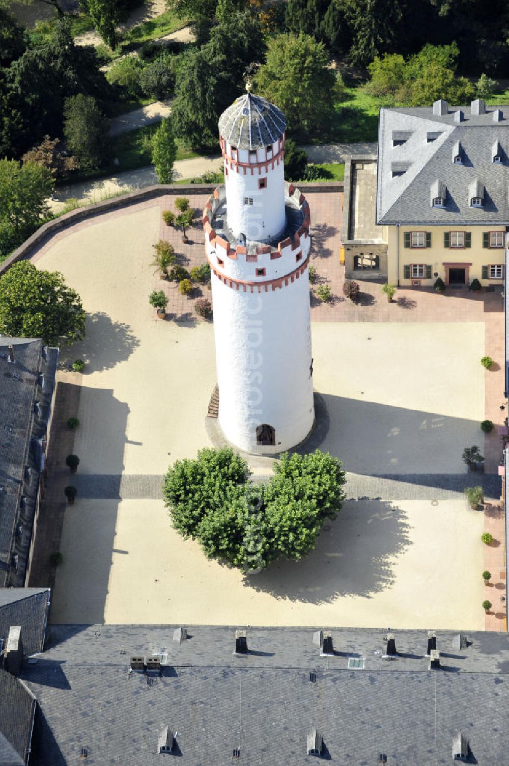 Bad Homburg from above - Der Bergfried, heutzutage der Weiße Turm, im Innenhof von Schloss Bad Homburg in Homburg, Hessen. Der Turm ist ein Überbleibsel aus dem 14. Jahrhundert und ist heute das Wahrzeichen der Stadt. The white keep, nowadays the White Tower, in the inner yard of castle Bad Homburg in Homburg, Hesse. The tower is a remnant from the fourteenth century and is now the landmark of Bad Homburg.