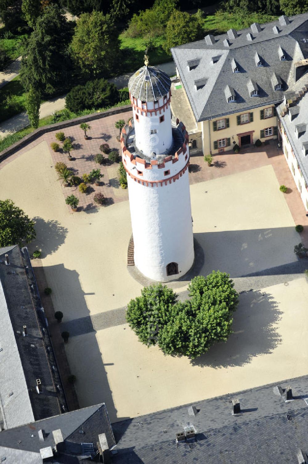 Bad Homburg from the bird's eye view: Der Bergfried, heutzutage der Weiße Turm, im Innenhof von Schloss Bad Homburg in Homburg, Hessen. Der Turm ist ein Überbleibsel aus dem 14. Jahrhundert und ist heute das Wahrzeichen der Stadt. The white keep, nowadays the White Tower, in the inner yard of castle Bad Homburg in Homburg, Hesse. The tower is a remnant from the fourteenth century and is now the landmark of Bad Homburg.