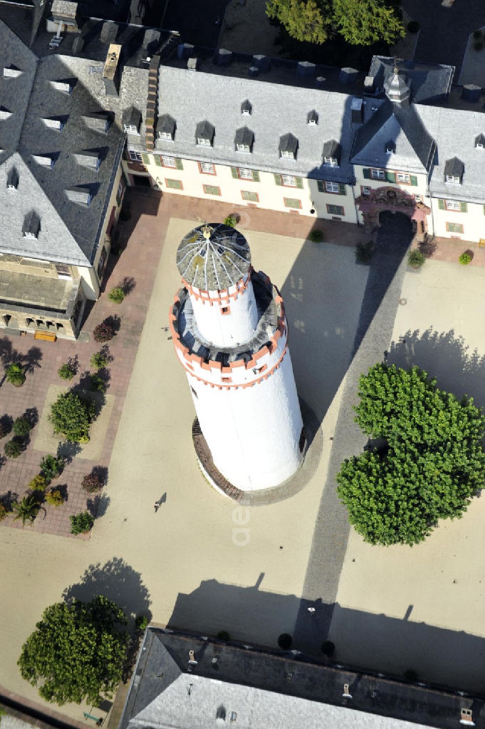 Aerial photograph Bad Homburg - Der Bergfried, heutzutage der Weiße Turm, im Innenhof von Schloss Bad Homburg in Homburg, Hessen. Der Turm ist ein Überbleibsel aus dem 14. Jahrhundert und ist heute das Wahrzeichen der Stadt. The white keep, nowadays the White Tower, in the inner yard of castle Bad Homburg in Homburg, Hesse. The tower is a remnant from the fourteenth century and is now the landmark of Bad Homburg.